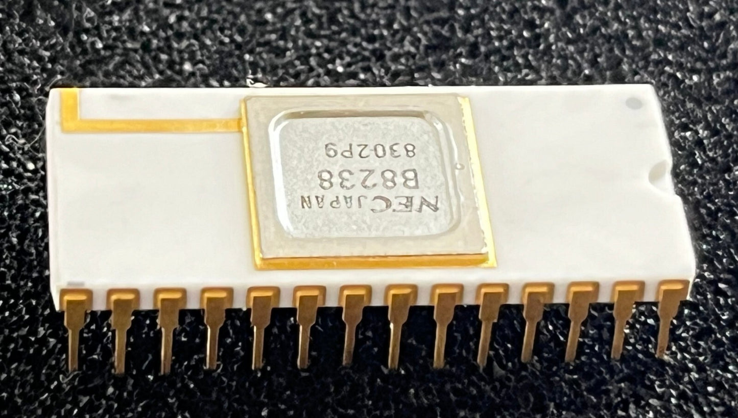 UPB8238 COLLECTIBLE WHITE CERAMIC & GOLD EARLY NEC JAPAN CHIP IC. fcb28.18