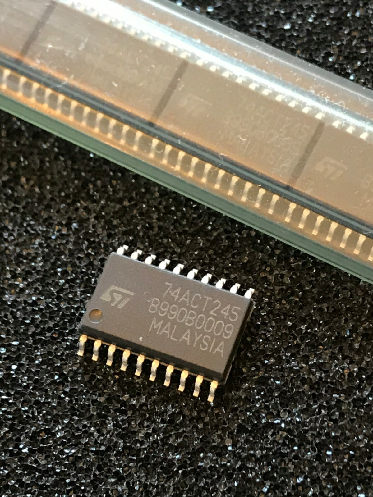74ACT245 ORIGINAL ST 20 PIN SURFACE MOUNT CHIP SO20 UK STOCK x1 fd6d62