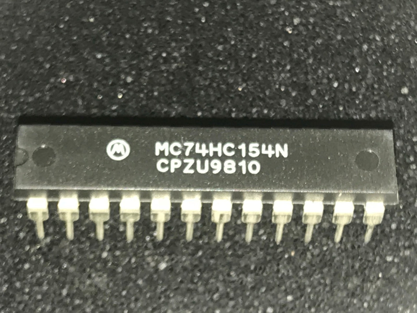 ORIGINAL MOTOROLA MC74HC154N 24 PIN DIL CHIP UK STOCK x1 fbb30a66