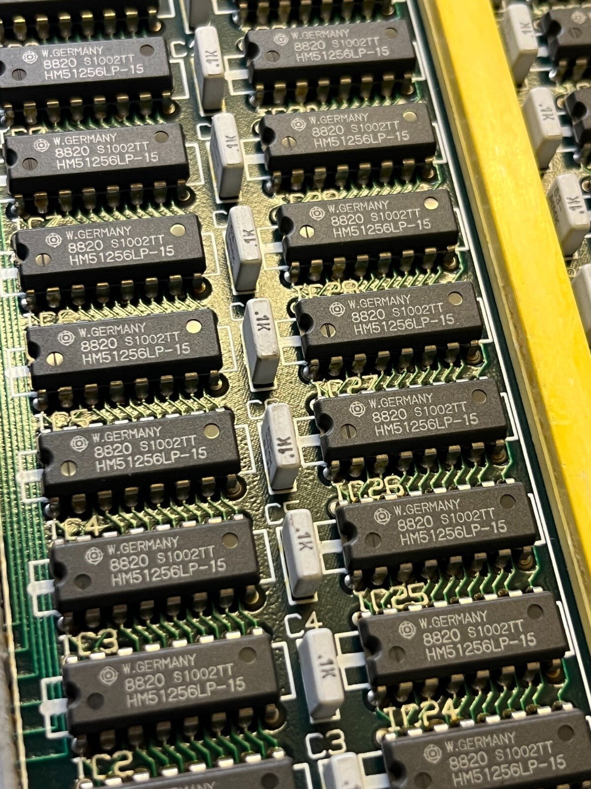 MEMORY PCB WITH 84 X 51256 HITACHI DRAM MEMORY CHIPS HM51256LP-15 ad1y10