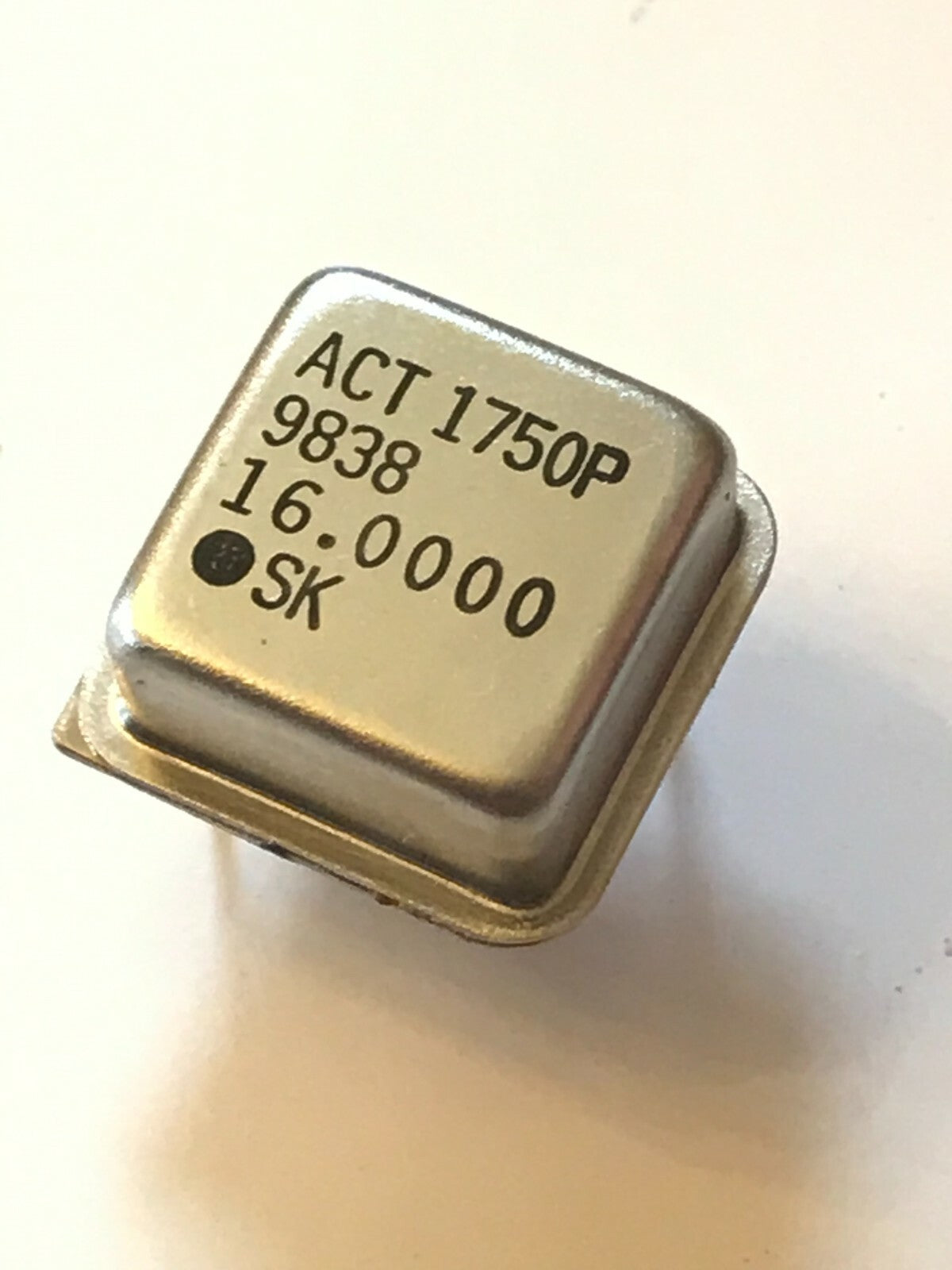 XTAL CRYSTAL OSCILLATOR 4 PIN METAL CAN 8 PIN DIL SIZE ALL FREQUENCIES faa27