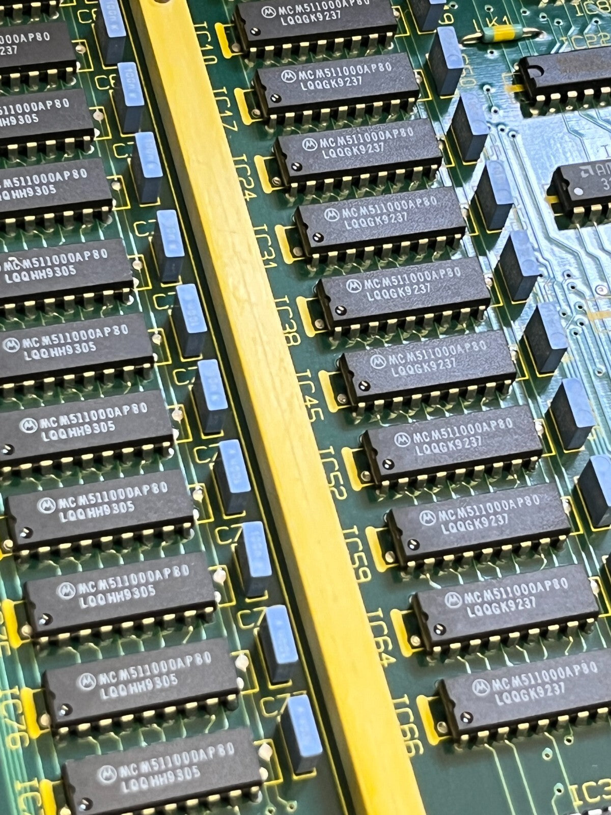 MEMORY PCB WITH 44 X 1MB MOTOROLA DRAM MEMORY CHIPS MCM511000AP80 ad1x20
