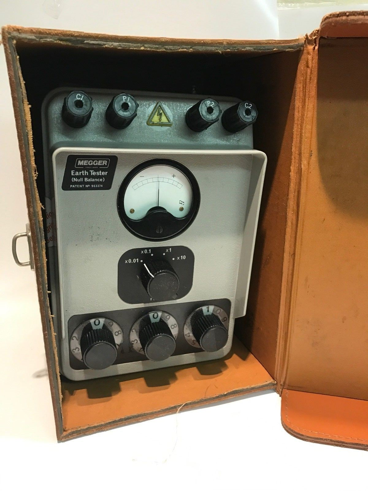 MEGGER ET3/2 HAND CRANK EARTH RESISTANCE TESTER & CASE ad2#20