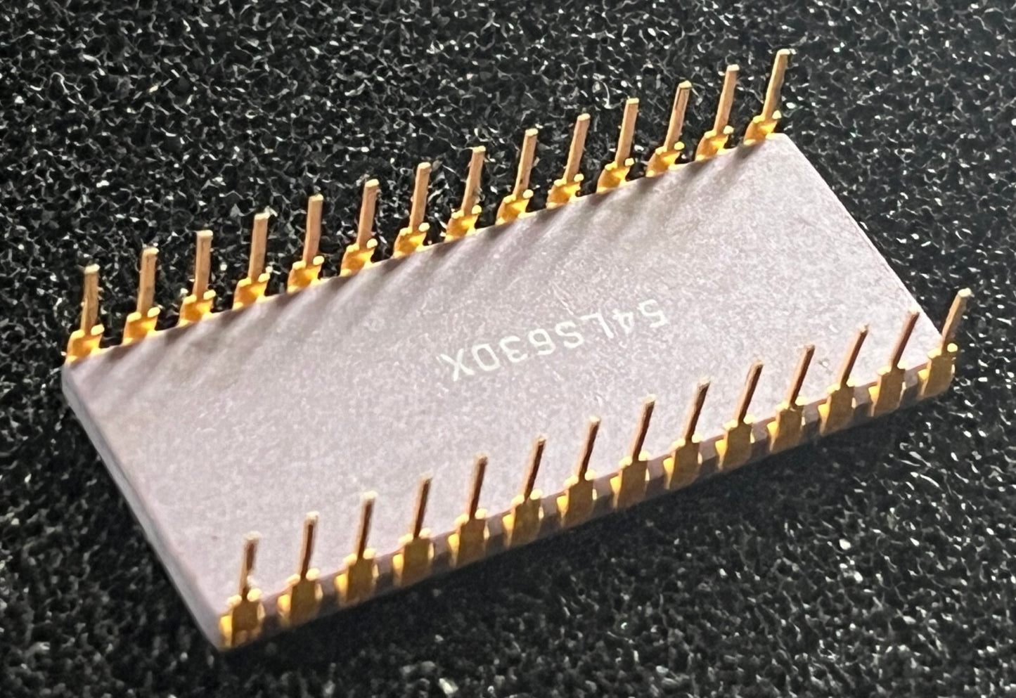 SN74LS630JD COLLECTIBLE CERAMIC GOLD TEXAS INSTRUMENTS CHIP IC. fcb28.17