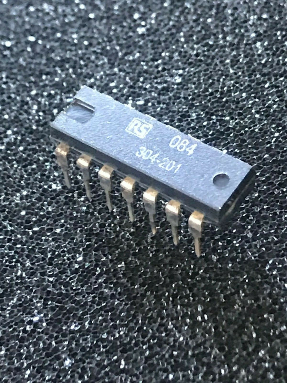 084 ORIGINAL RS 304-201 QUAD OP AMP CHIP UK STOCK x1 fcb16.56