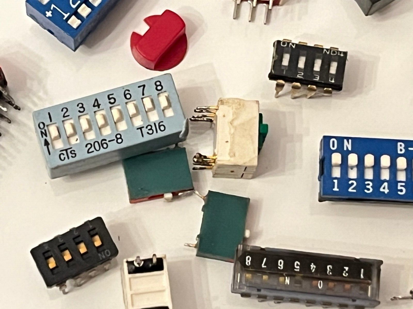 QUANTITY OF 27 VARIOUS DIP DIL SWITCHES GRAYHILL ERG ETC FBA10A11