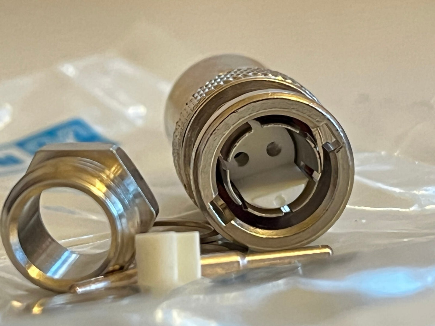 RADIALL R605006040 BR2 PLUG 78 OHM MALE 2 POLE BNC (x1) AD2N24