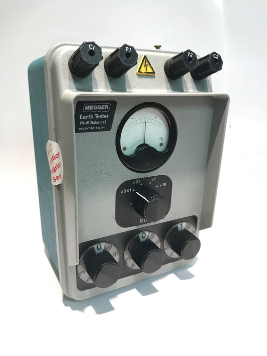 MEGGER ET3/2 HAND CRANK EARTH RESISTANCE TESTER & CASE ad2#20