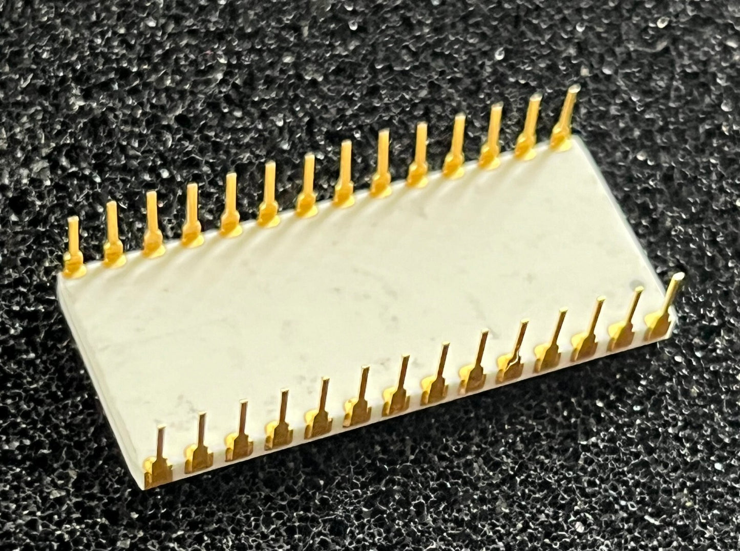 UPB8238 COLLECTIBLE WHITE CERAMIC & GOLD EARLY NEC JAPAN CHIP IC. fcb28.18