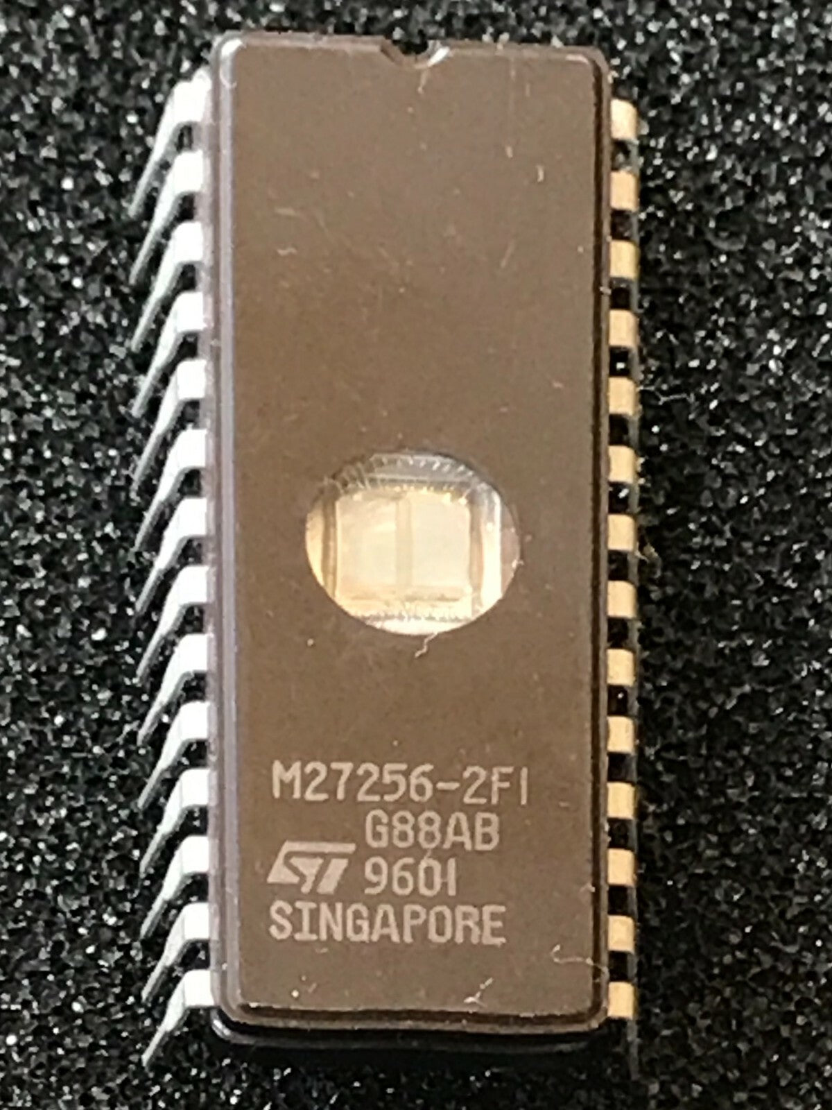 ST M27256-2F1 256KB 28 PIN EPROM UK STOCK x1 fcb27.24