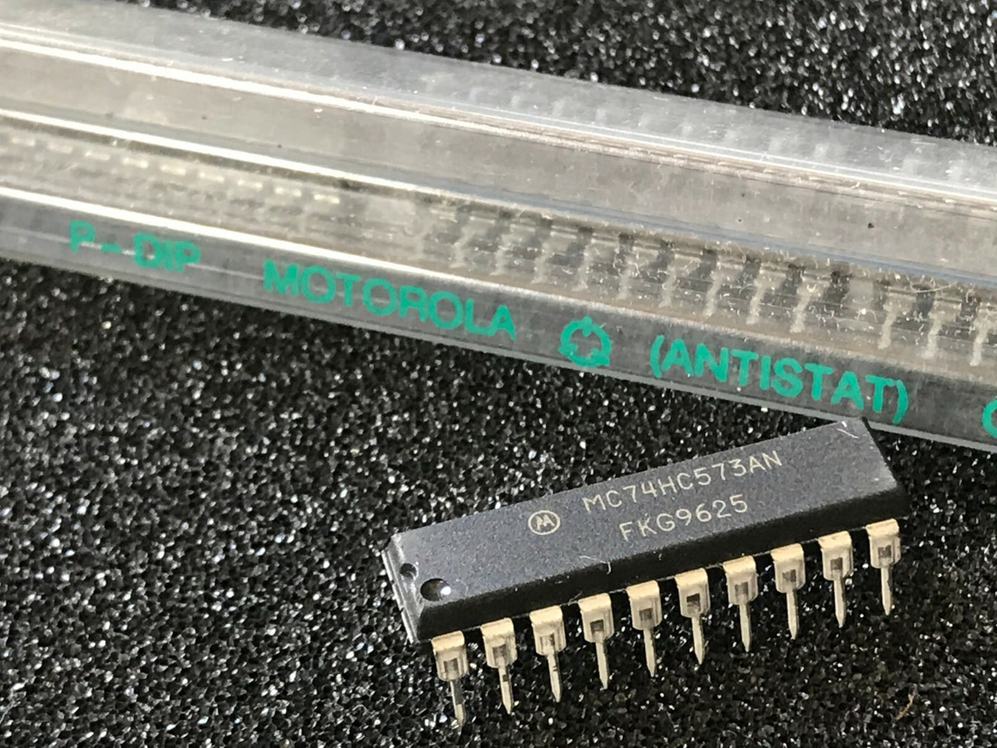 MC74HC573AN ORIGINAL MOTOROLA OCTAL LATCH CHIP UK STOCK x1 fd6d89