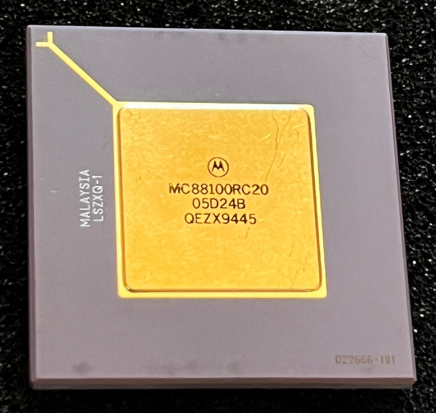 MC88100RC20 MOTOROLA COLLECTIBLE CERAMIC GOLD PGA RISC PROCESSOR fcb28.13
