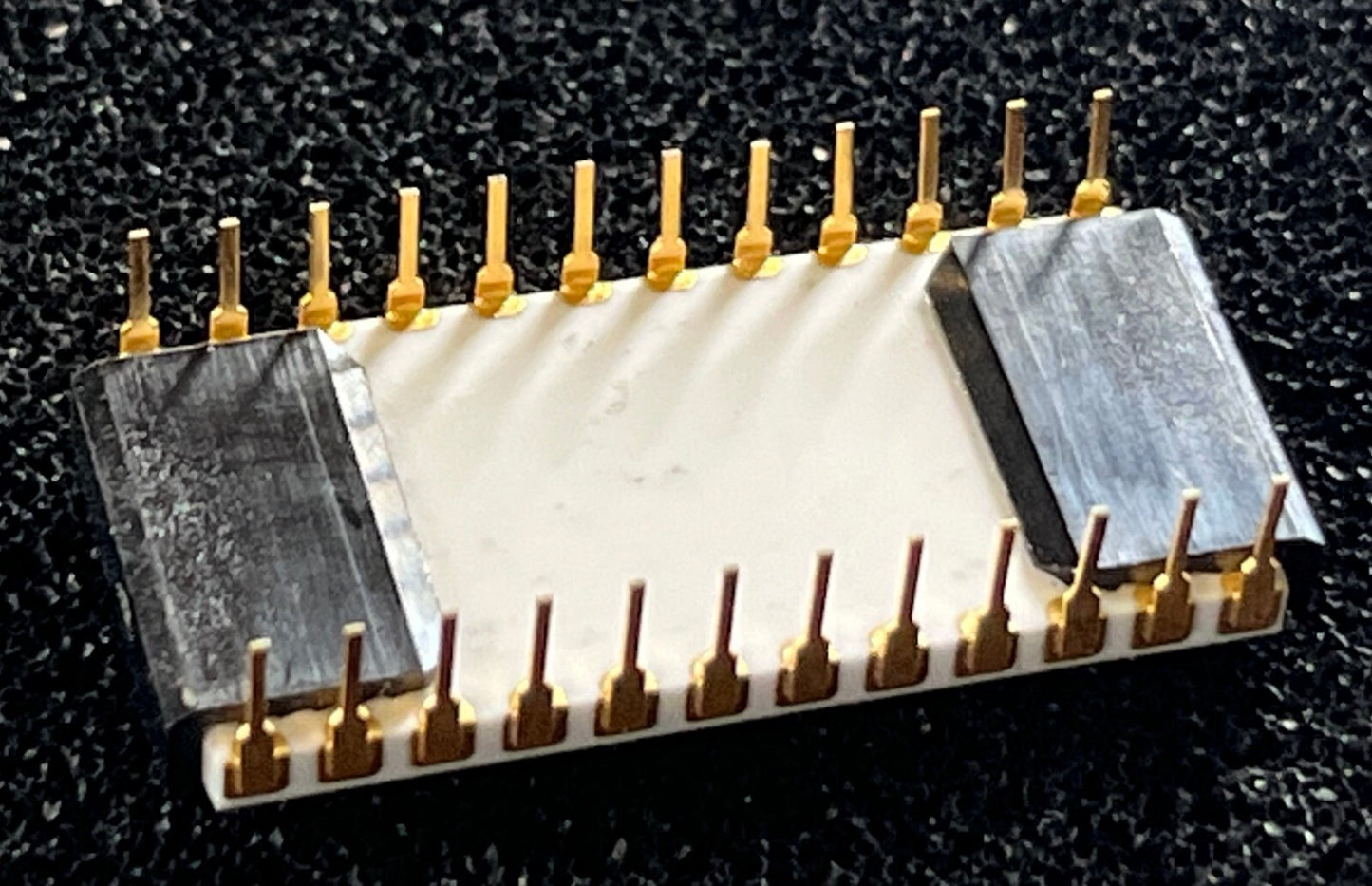 UPD8253-5 COLLECTIBLE WHITE CERAMIC & GOLD EARLY NEC JAPAN CHIP IC. fcb28.19
