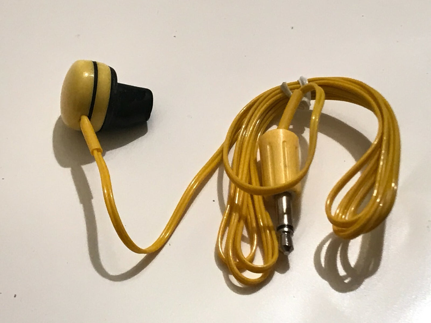 VINTAGE GROOVY TRANSISTOR RADIO MONO EARPIECE EAR PHONE MADE IN JAPAN faa16
