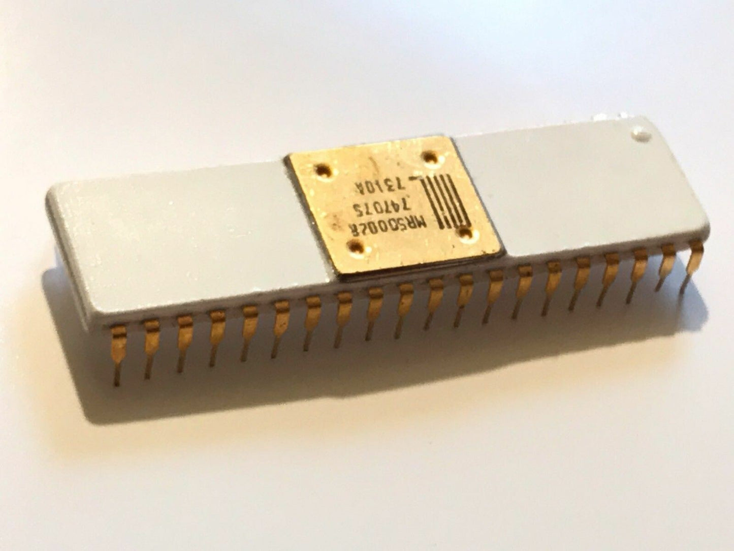 COLLECTORS IC MR50002A BEAUTIFUL 40 PIN WHITE MOULDED CERAMIC GOLD CHIP ad1s31