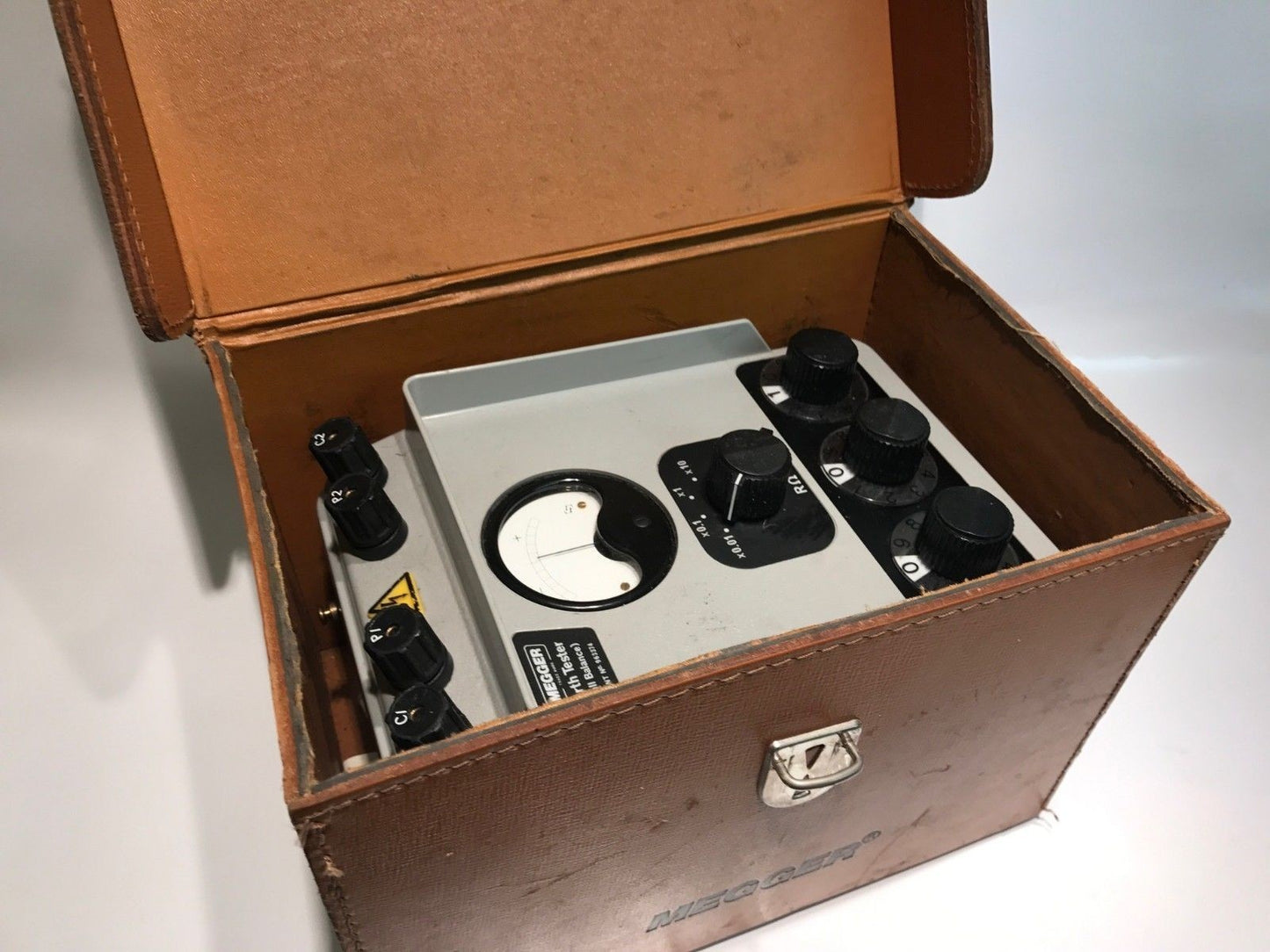 MEGGER ET3/2 HAND CRANK EARTH RESISTANCE TESTER & CASE ad2#20