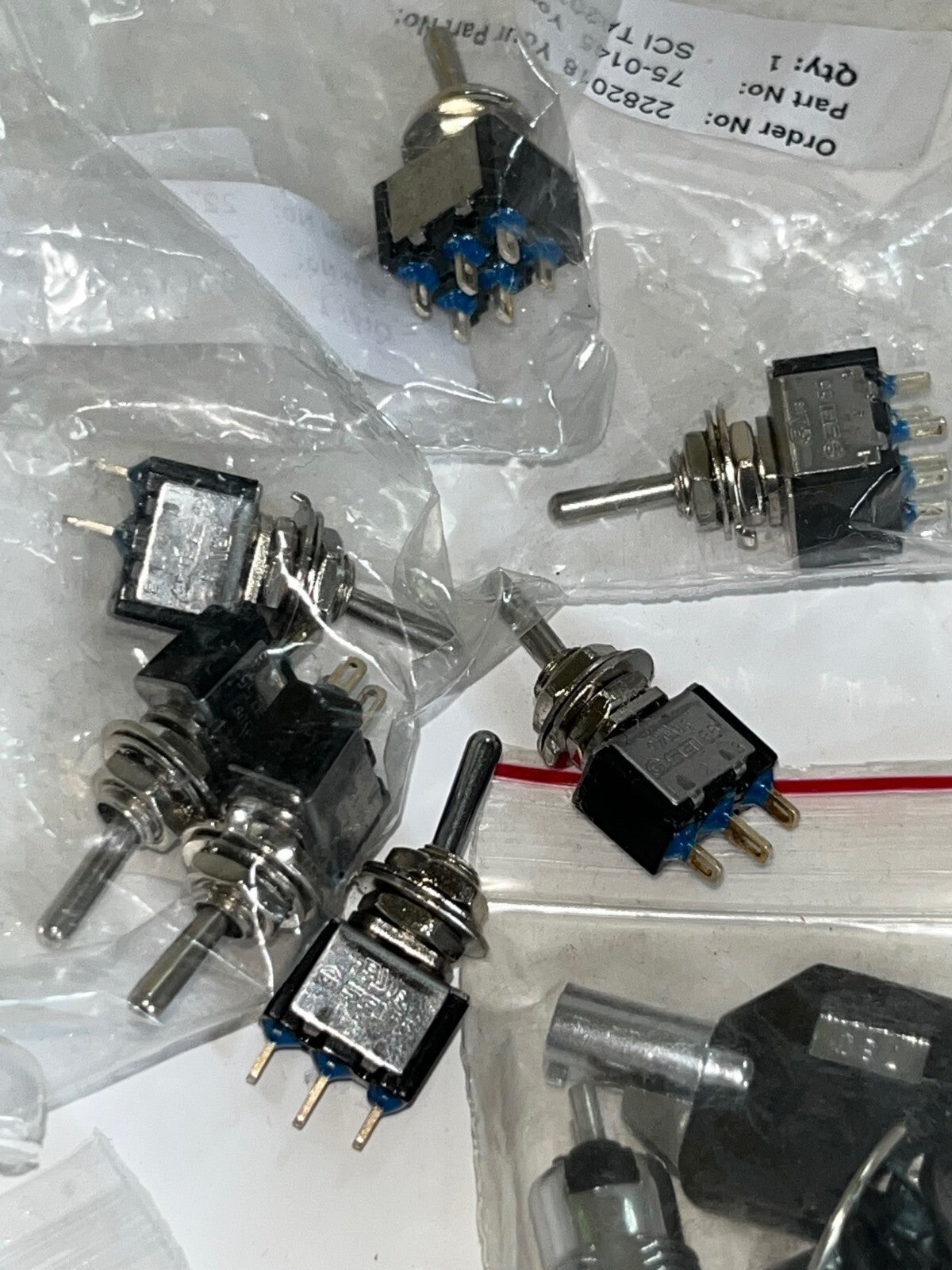 LOT OF 15 VARIOUS SWITCHES, TOGGLE, KEYSWITCH, PUSH SWITCH ETC AS PHOTOS fd2k22