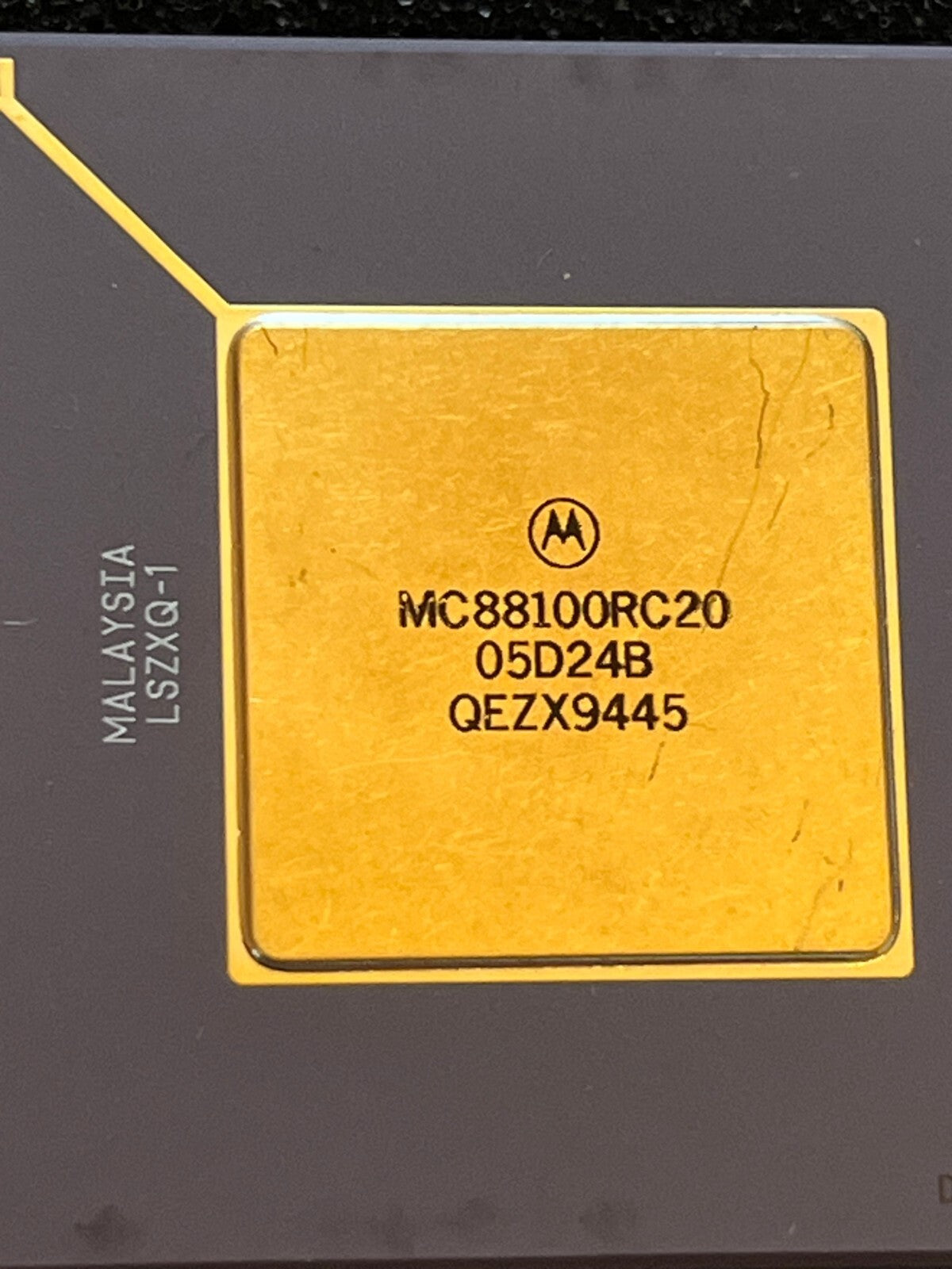 MC88100RC20 MOTOROLA COLLECTIBLE CERAMIC GOLD PGA RISC PROCESSOR fcb28.13