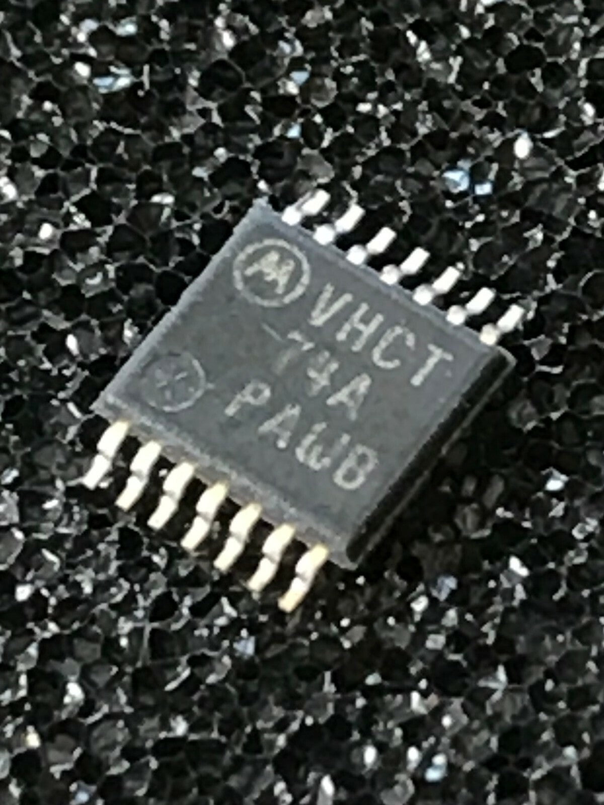 VHCT74A ORIGINAL MOTOROLA 74VHCT74A SURFACE MOUNT CHIP UK STOCK x1 fcb16.74