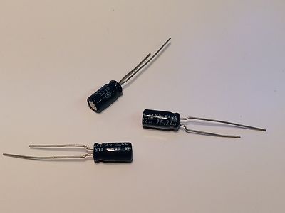 22UF 25V MINATURE RADIAL ELECTROLYTIC CAPACITOR (x5) fbc4c1