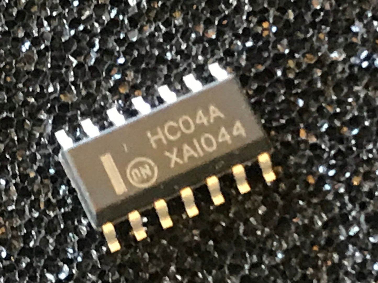 HC04A ORIGINAL ON-SEMI 74HC04A SURFACE MOUNT CHIP SO14 UK STOCK x1 fcb16.61