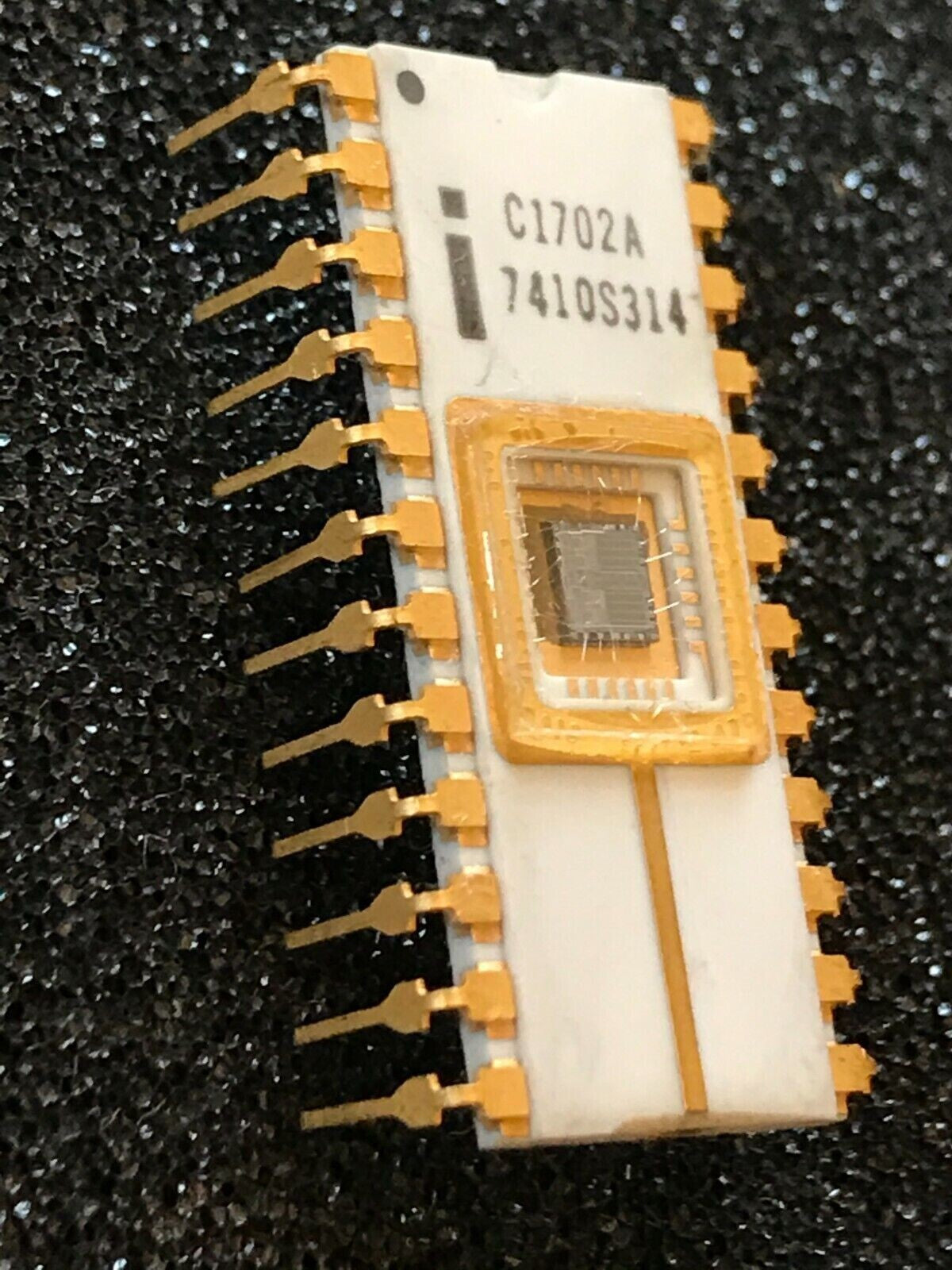 COLLECTORS CHIP INTEL C1702A WHITE CERAMIC GOLD EPROM fcb10.1C