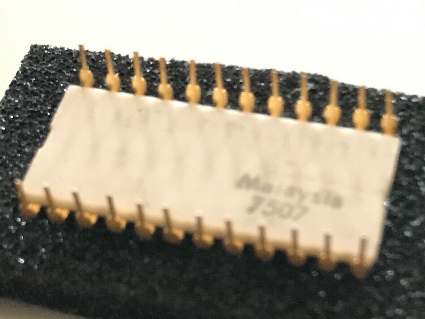 COLLECTORS CHIP INTEL C1702A WHITE CERAMIC GOLD EPROM WITH PRINT ERROR fcb10.1A