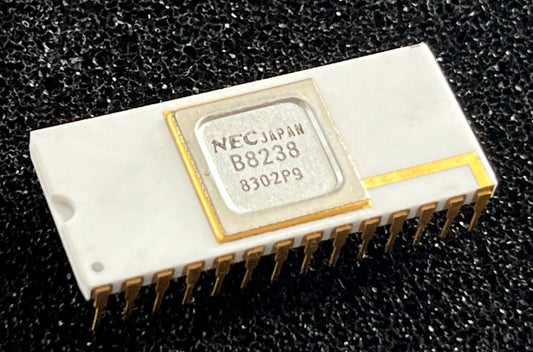 UPB8238 COLLECTIBLE WHITE CERAMIC & GOLD EARLY NEC JAPAN CHIP IC. fcb28.18