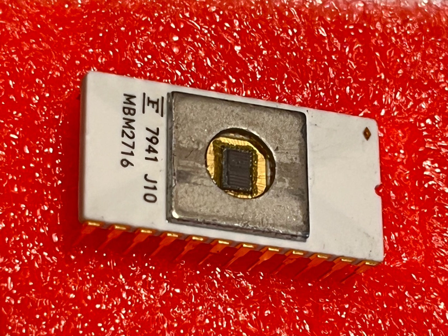 COLLECTORS CHIP MBM2716 FUJITSU WHITE CERAMIC GOLD EPROM 1979 ad1m41