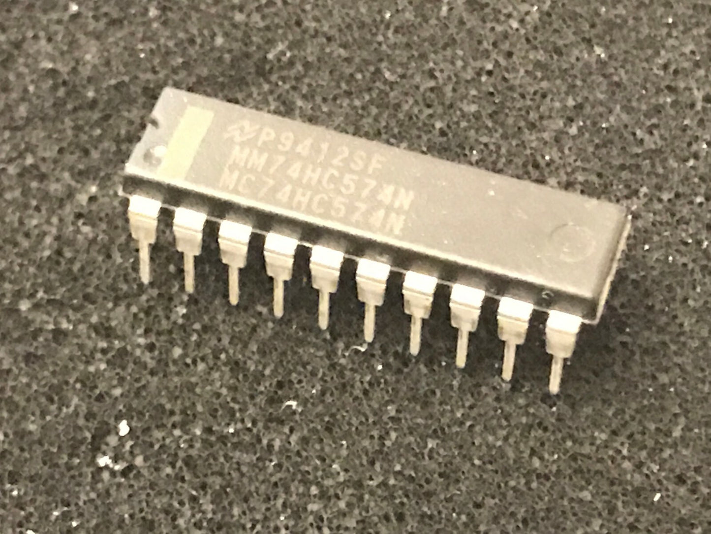 MM74HC574N ORIGINAL NSC 8 BIT D TYPE FLIP FLOP CHIP UK STOCK x1 fcb16.43