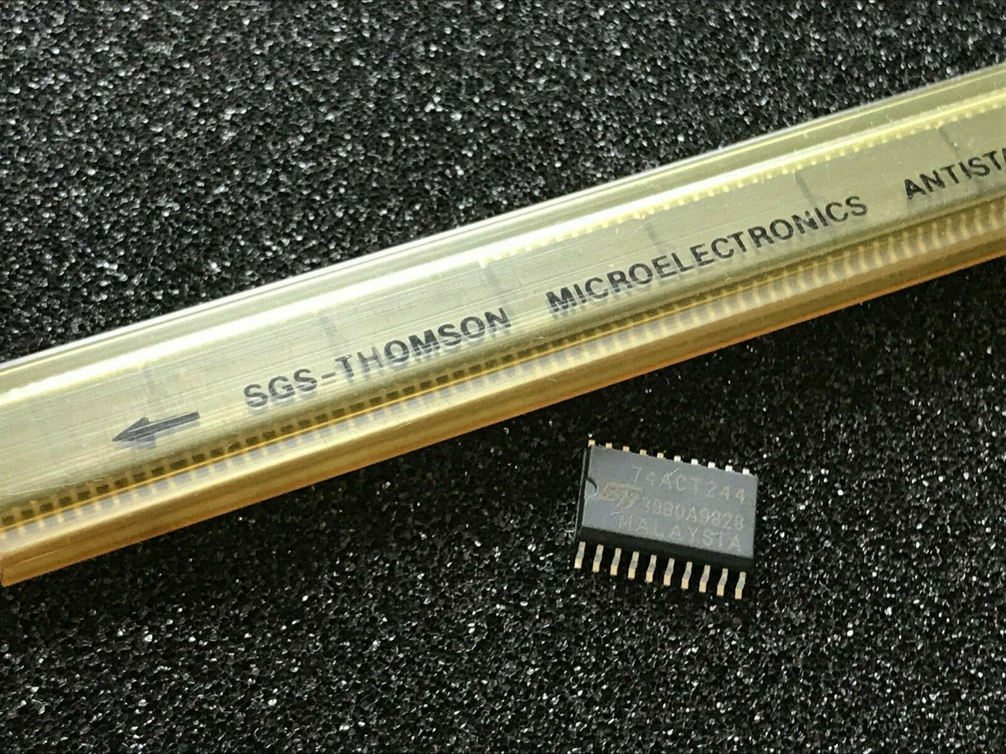 74ACT244 ORIGINAL ST 20 PIN SURFACE MOUNT CHIP SO20 UK STOCK x1 fd6d82