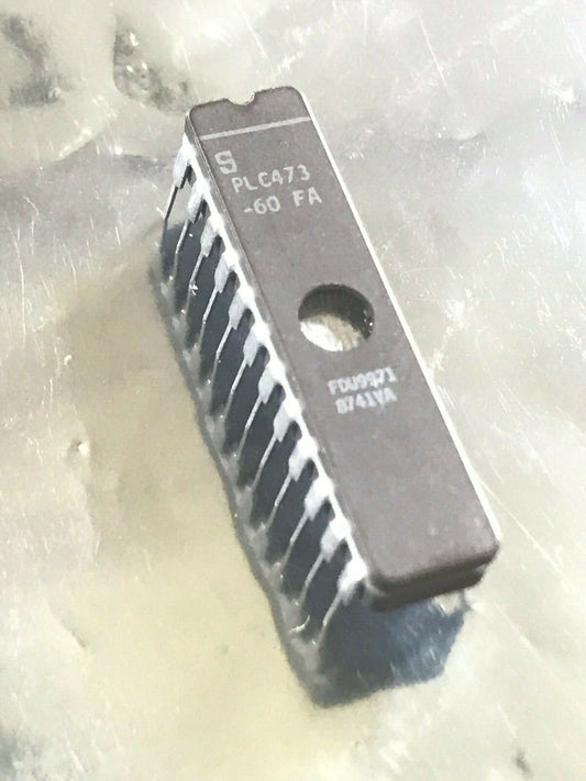 ORIGINAL PLC473 -06FA SIGNETICS CHIP UK STOCK x1 fcb16.2
