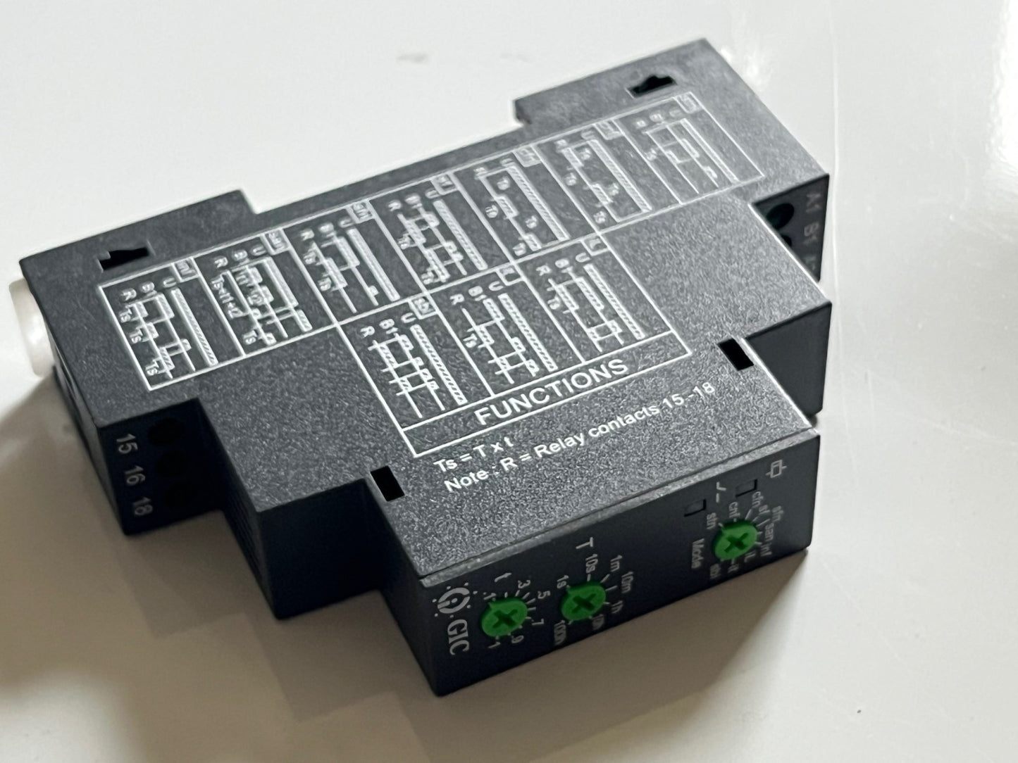 GIC 1CMDT0 DIN RAIL MULTI FUNCTION TIMER 0.1S - 100H 12V - 240V NEW fd1d42