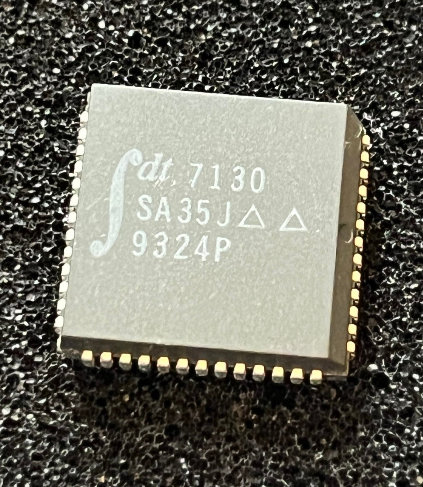 IDT IDT7130-SA35J 42 PIN PLCC STATIC RAM UK STOCK (x1) fcb20.26