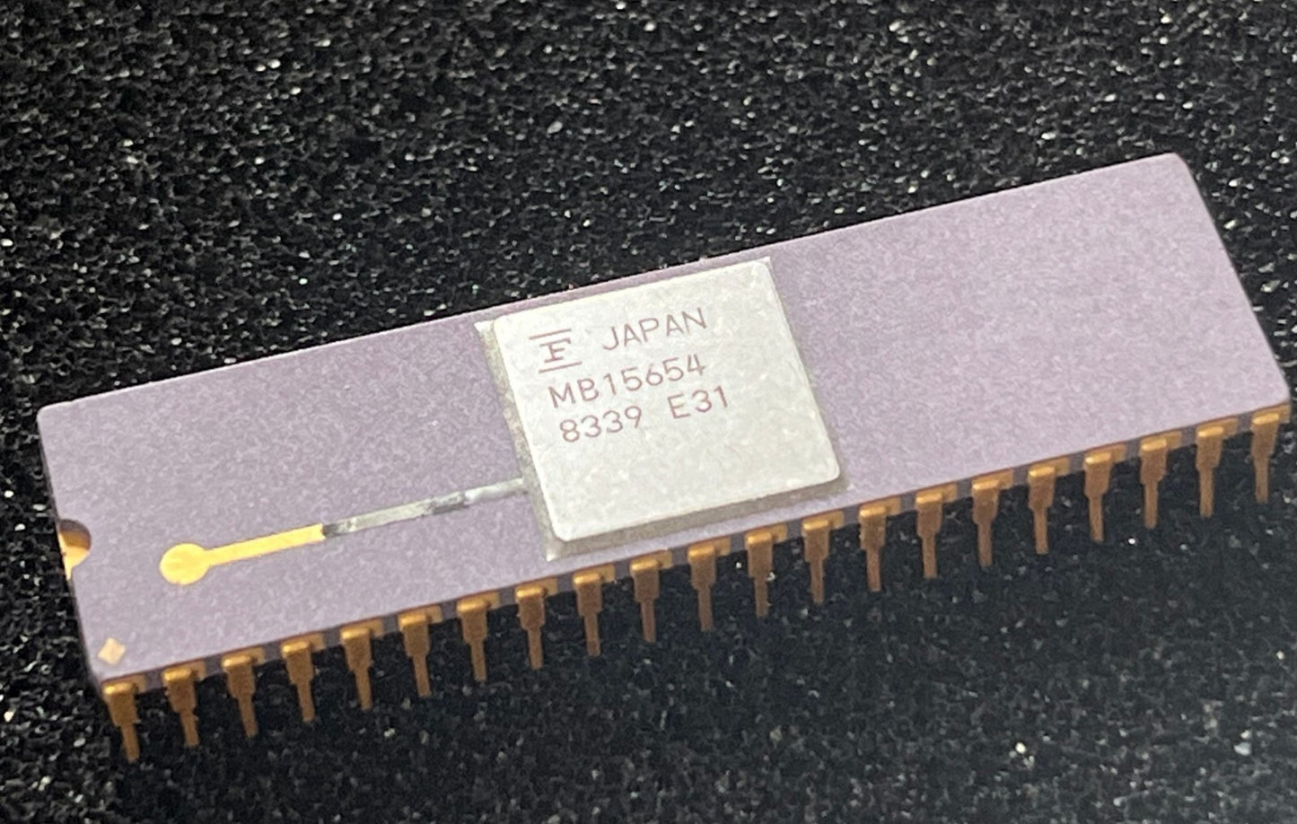 FUJITSU MB15654 COLLECTIBLE PURPLE CERAMIC & GOLD CHIP IC. fcb28.15