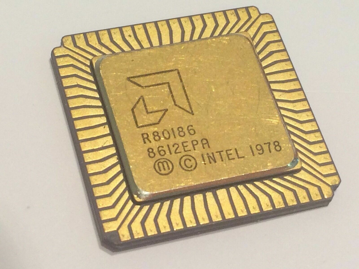 AMD R80186 FLAT PACK GOLD CERAMIC CHIP COLLECTIBLE VINTAGE PROCESSOR fba10a53