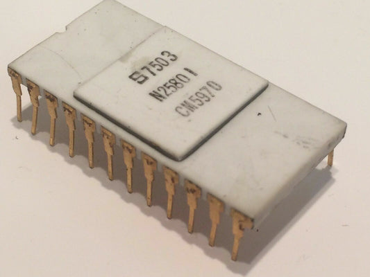COLLECTORS CHIP 1975 EARLY SIGNETICS N2580I WHITE CERAMIC & GOLD fba10a38