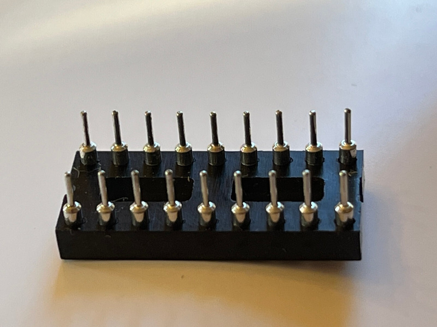 18 WAY BEST QUALITY DIL TURNED PIN IC SOCKETS (x1) bsa0H