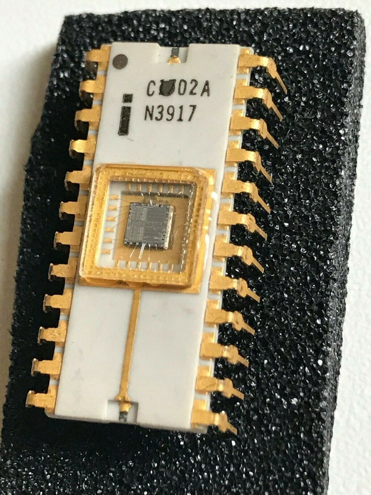 COLLECTORS CHIP INTEL C1702A WHITE CERAMIC GOLD EPROM WITH PRINT ERROR fcb10.1A