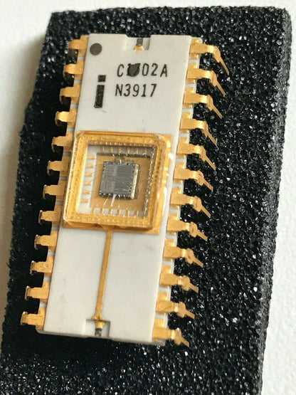 COLLECTORS CHIP INTEL C1702A WHITE CERAMIC GOLD EPROM WITH PRINT ERROR fcb10.1A