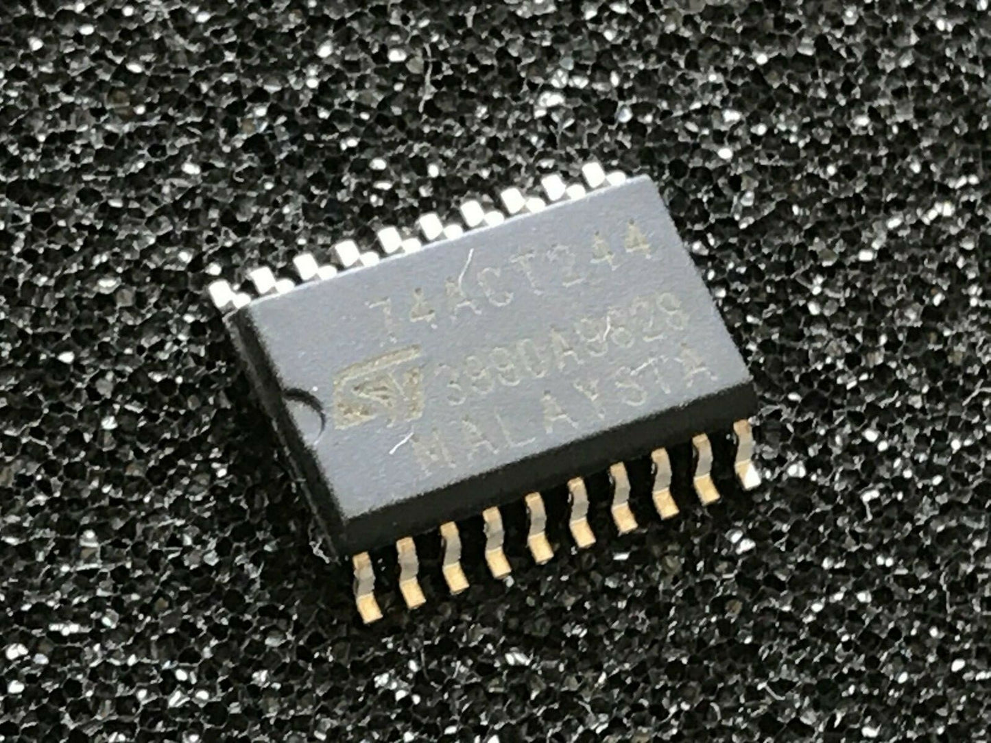 74ACT244 ORIGINAL ST 20 PIN SURFACE MOUNT CHIP SO20 UK STOCK x1 fd6d82
