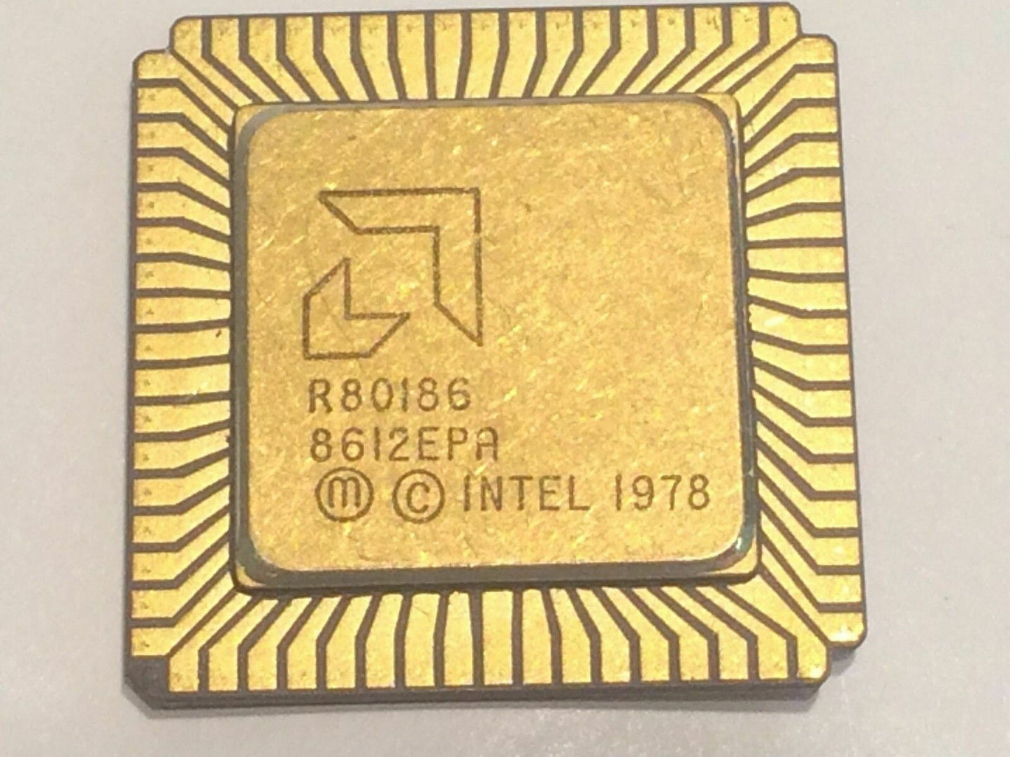 AMD R80186 FLAT PACK GOLD CERAMIC CHIP COLLECTIBLE VINTAGE PROCESSOR fba10a53