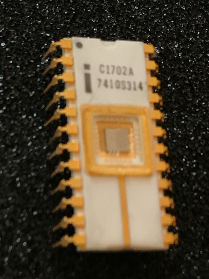 COLLECTORS CHIP INTEL C1702A WHITE CERAMIC GOLD EPROM fcb10.1C