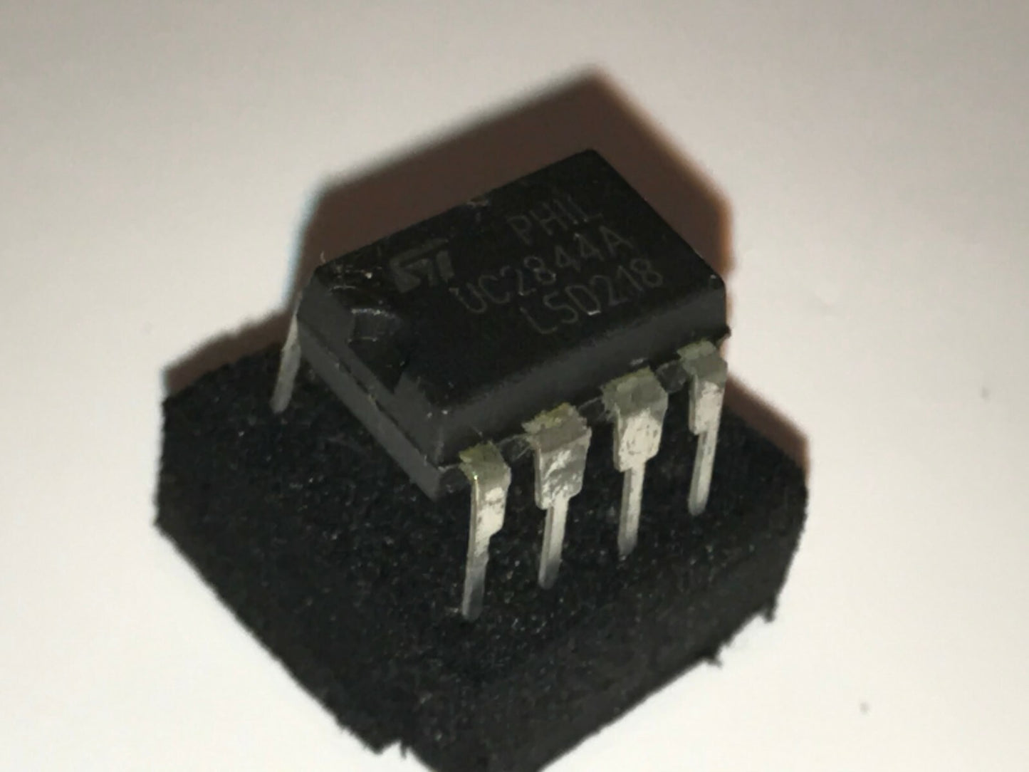 ORIGINAL ST UC2844A 8 PIN DIL CURRENT MODE CONTROLLER CHIP UK STOCK x1 fcb15.3