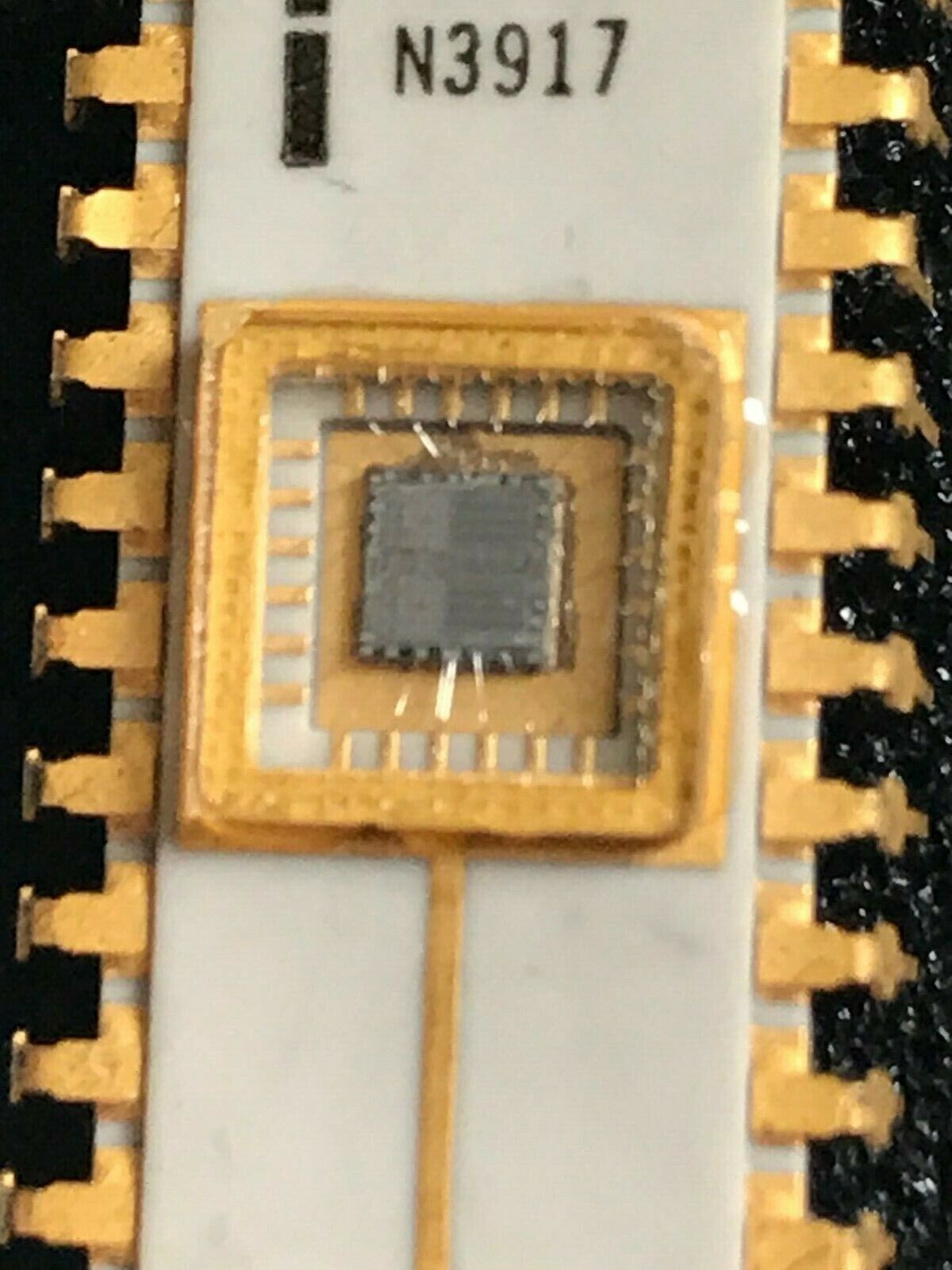 COLLECTORS CHIP INTEL C1702A WHITE CERAMIC GOLD EPROM WITH PRINT ERROR fcb10.1A
