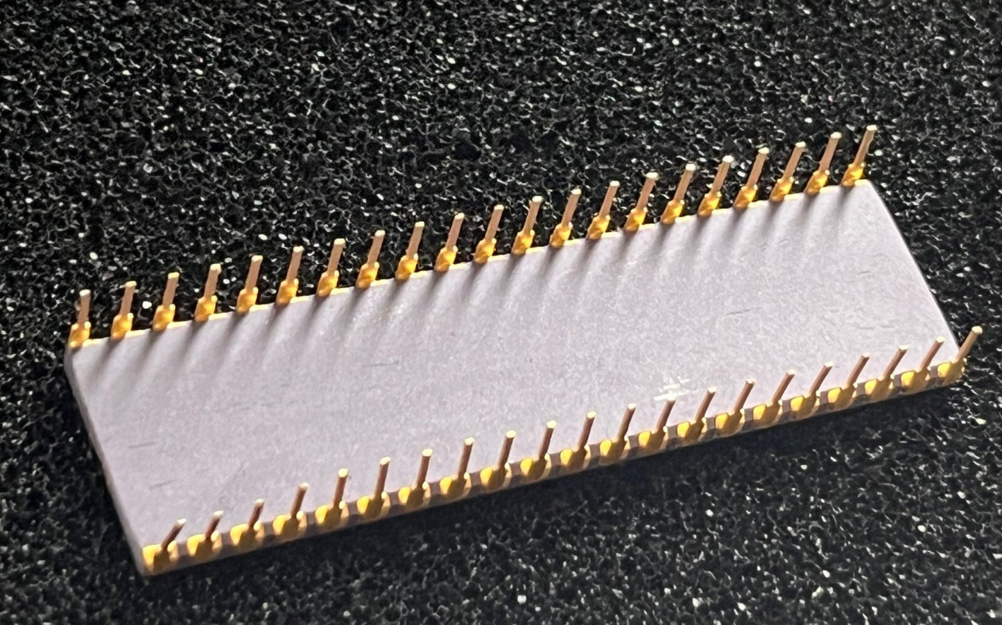 FUJITSU MB15654 COLLECTIBLE PURPLE CERAMIC & GOLD CHIP IC. fcb28.15