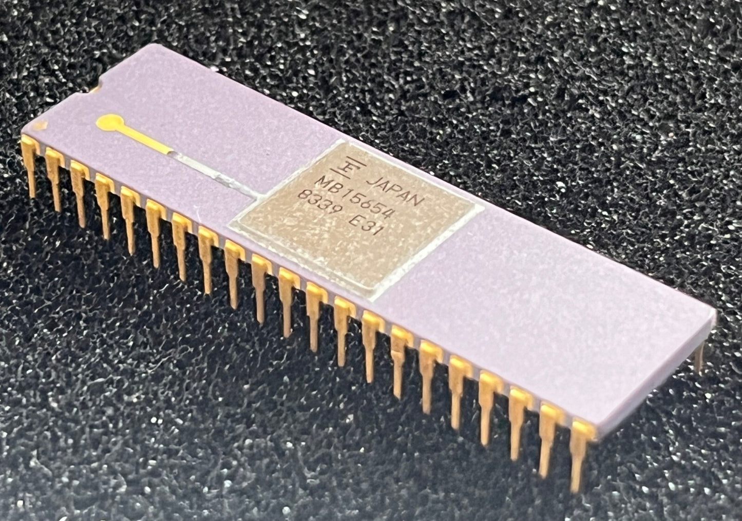 FUJITSU MB15654 COLLECTIBLE PURPLE CERAMIC & GOLD CHIP IC. fcb28.15