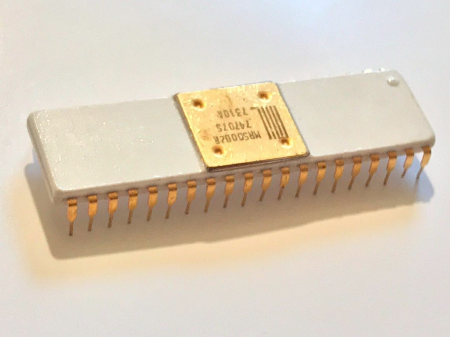 COLLECTORS IC MR50002A BEAUTIFUL 40 PIN WHITE MOULDED CERAMIC GOLD CHIP ad1s31