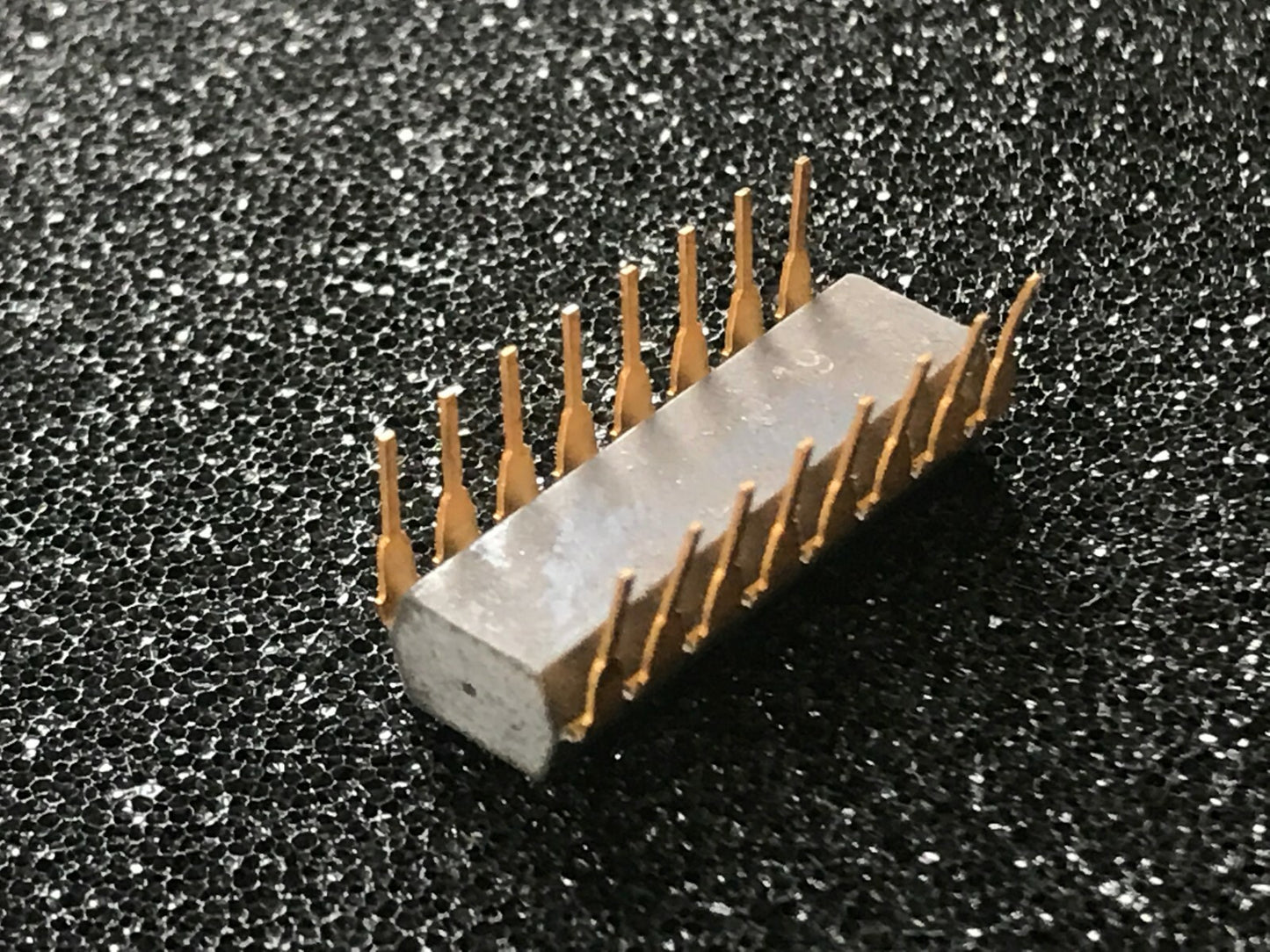 FF31 COLLECTORS GOLD LEG IC CHIP 16 PIN EARLY HOUSE MARKED UK STOCK (x1) fd7d102