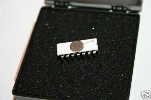 COLLECTORS CHIP RARE RCA HUGHES MILITARY WHITE CERAMIC I.C. fd2j18